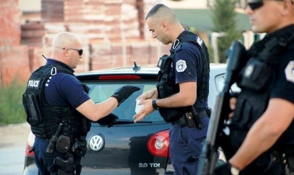 Policia arreston dy persona, i shtrin përtokë si policia amerikane