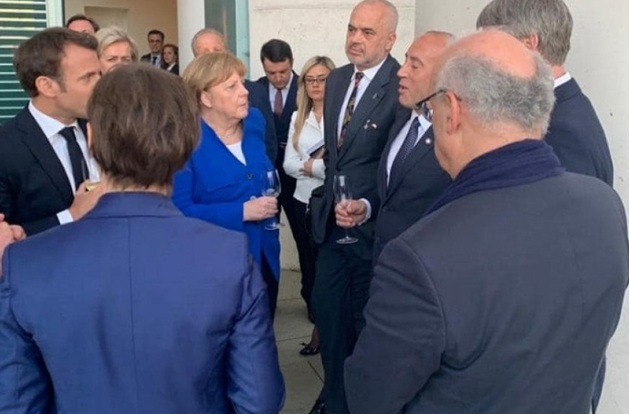 Rama u afrua pa ftesë në tryezën ku ishte Haradinaj