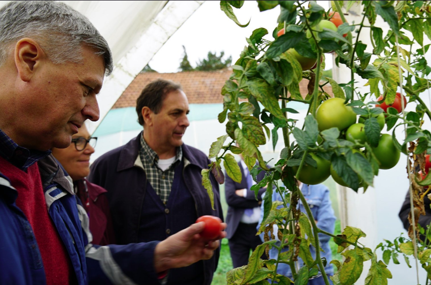 Ambasadori Kosnett takon fermerët: Fuqia më e madhe e Kosovës është populli