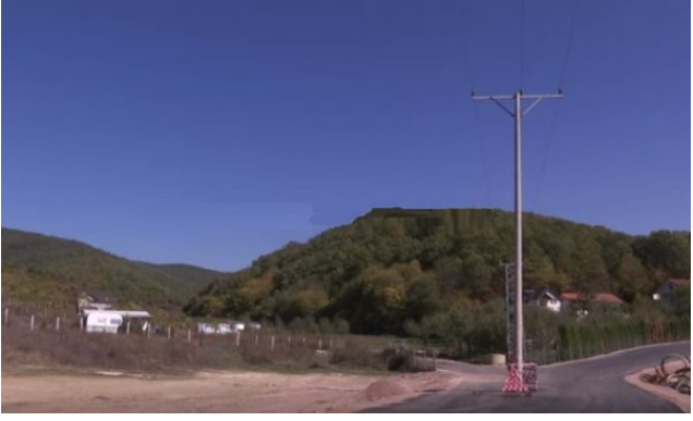 Anomalitë në kryeqytet, shtylla elektrike në mes të rrugës së asfaltuar