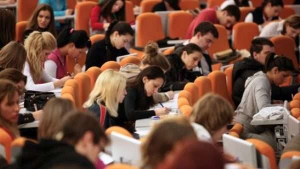 Ministria e Arsimit planifikon të heqë pagesën e semestrave për studentët e UP-së
