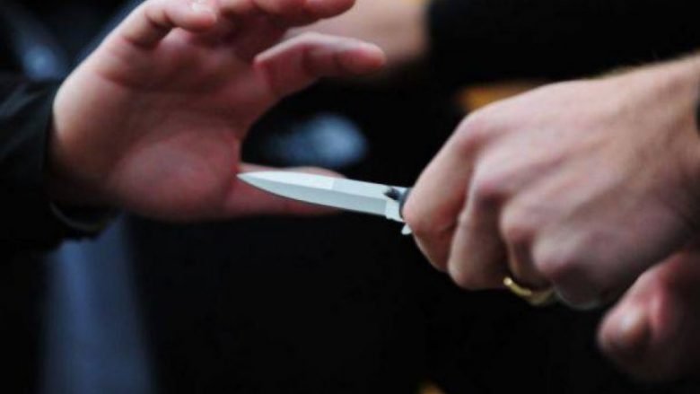 Theret me thikë një i mitur në Podujevë, dërgohet në QKUK në gjendje të rëndë
