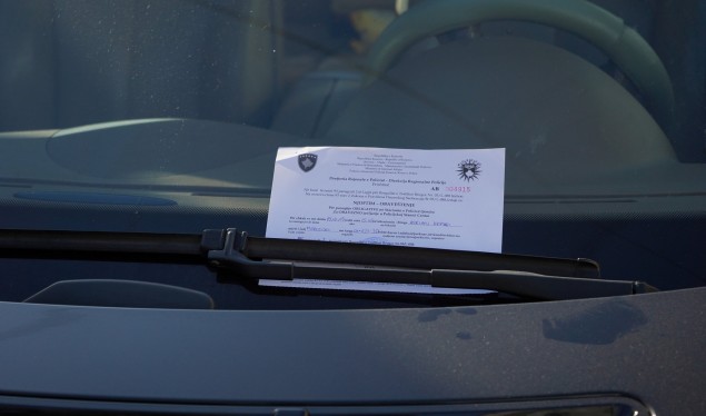 Policia shqipton mbi 15 mijë gjoba trafiku për parkime ilegale