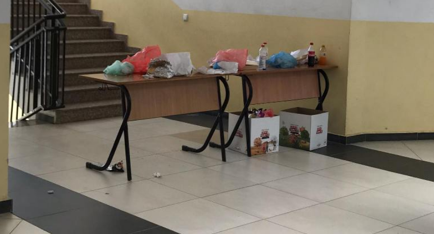 Imazhe të këqija në një pikë të votimit në Prekaz /Foto