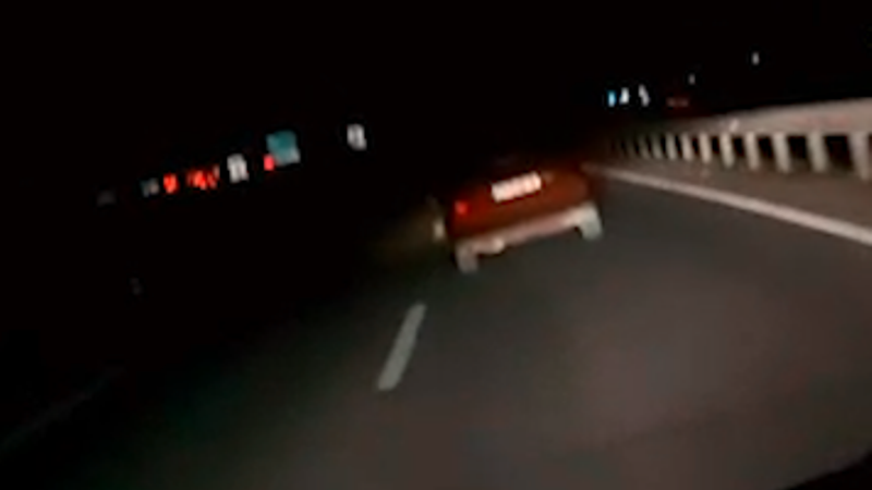 Një veturë pa asnjë dritë sinjalizuese del në autostradën ‘Ibrahim Rugova’