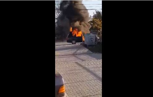 Vetura merr flakë në mes të rrugës në Vushtrri