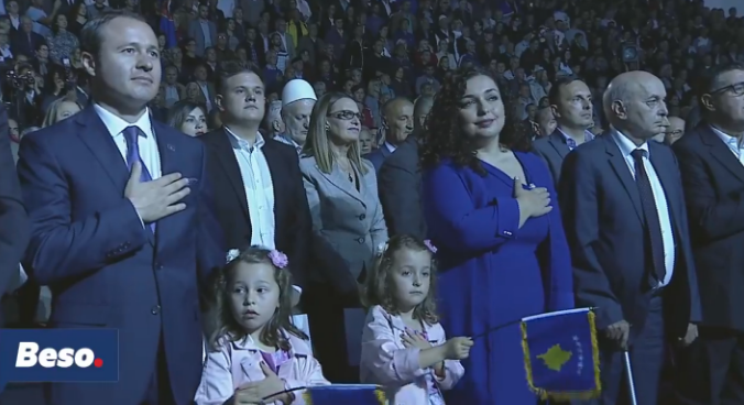 Vjosa Osmani ashtu si e nisi edhe e mbyll fushatën – bashkë me bijat e saj