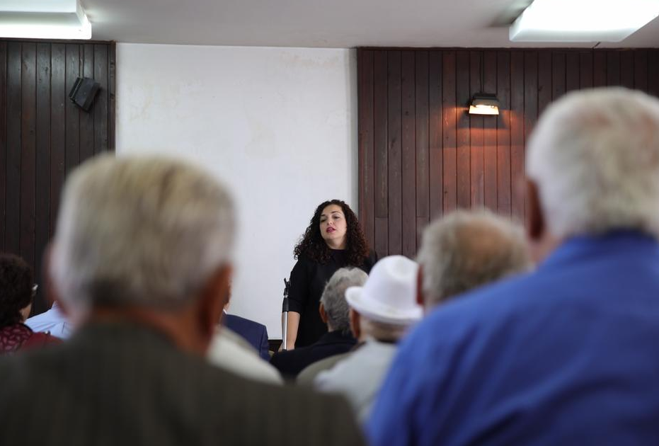 Vjosa Osmani zotohet për rritje të pensioneve dhe krijimin e Fondit Pensional