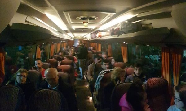 Plisat kërkojnë me urgjencë ushqim për të ardhurit nga Shqipëria në sallën 1 Tetori