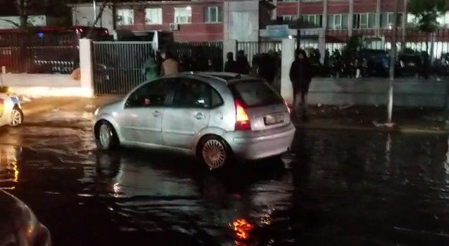 Furtunë shiu në Durrës – ‘kaos’ tek kampi ku qëndrojnë të prekurit nga tërmeti