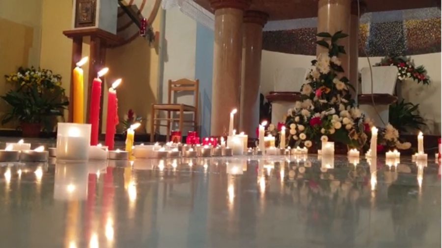 Shkodranët ndezin qirinj dhe luten në Kishën e Zojës për të prekurit nga termeti