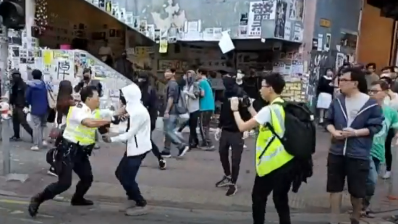 Polici plagos rëndë protestuesin në Hong Kong