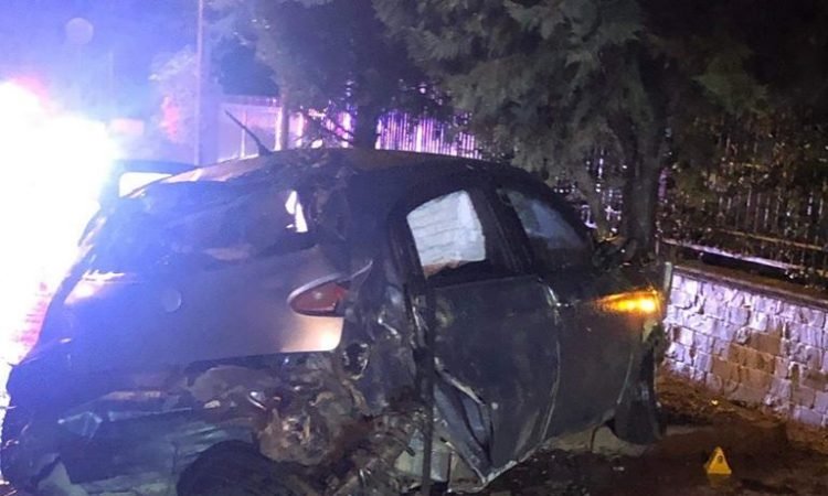 Vdesin dy 17 vjeçare në një aksident trafiku në Tiranë