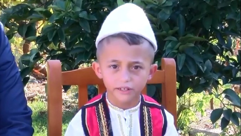 7-vjeçari reciton 2800 vargje të At Gjergj Fishtës pa ndaluar asnjë sekondë (VIDEO)