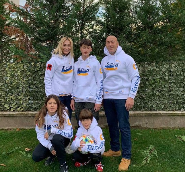 Haradinaj me familje në stadium për ndeshjen Kosovë-Angli