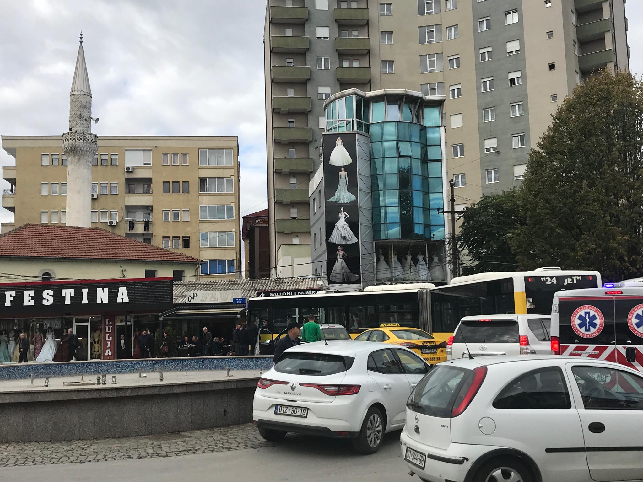 Aksident në Prishtinë: Përplaset autobusi me një veturë