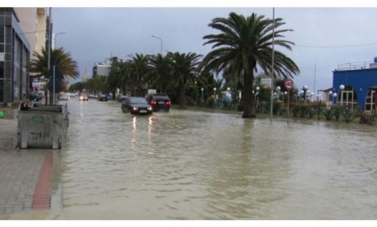 Stuhia me shi dhe erë përmbyt Durrësin!