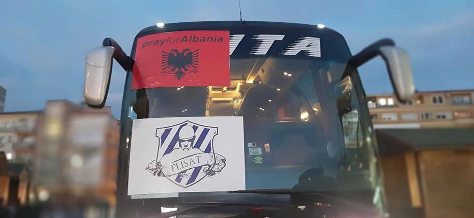 Plisat nisin autobusin e parë të stërmbushur drejtë Shqipërisë