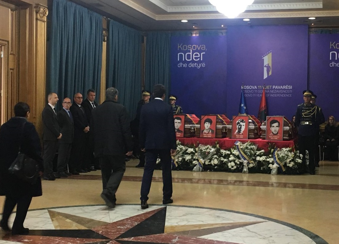 Kurti bën homazhe te arkivolët e dëshmorëve Afrim Zhitia, Fahri Fazliu, Bahri Fazliu dhe Agron Rrahmani