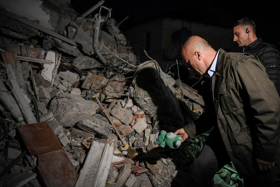 Haradinaj pranë të mbijetuarve në Thumanë, lodra që ja tërhoqi vëmendjen në gërmadha