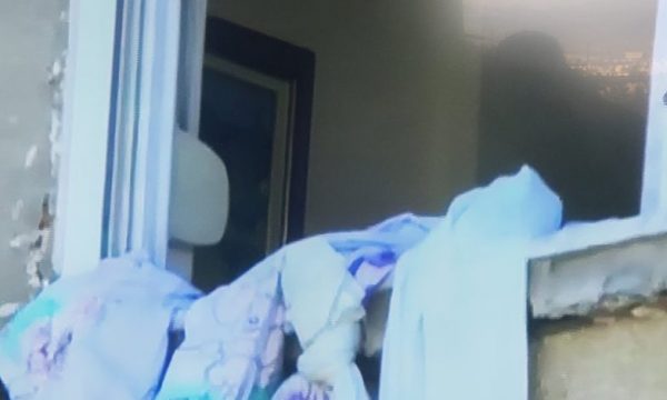 Pallati zhytet në tokë! Banorët në Durrës zbresin me çarçafë