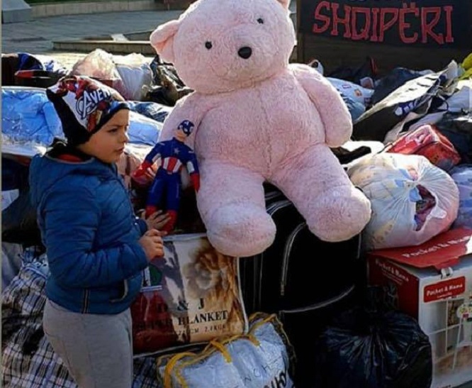 Heroi i vogël nga Prishtina, dhuron lodrat e tij për fëmijët e prekur nga tërmeti