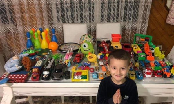 Djaloshin nga Gjakova dhuron të gjitha lodrat për fëmijët në Shqipëri
