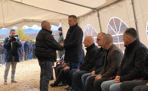 Komuna e Skenderajt dhuron 5 mijë euro për familjen Abazi nga Gjilani