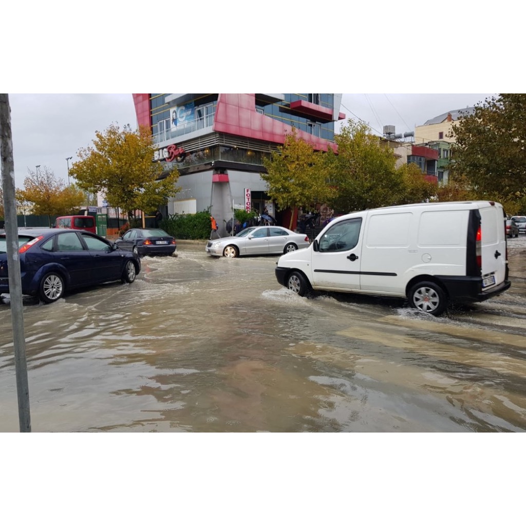 Reshjet përmbytin rrugët dhe bllokojnë trafikun në Tiranë e Durrës