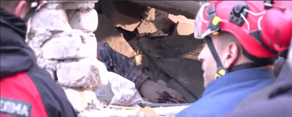 Zjarrfikësi tregon se si i gjeti të vdekur 7 familjarët e tij nën rrënoja në Thumanë