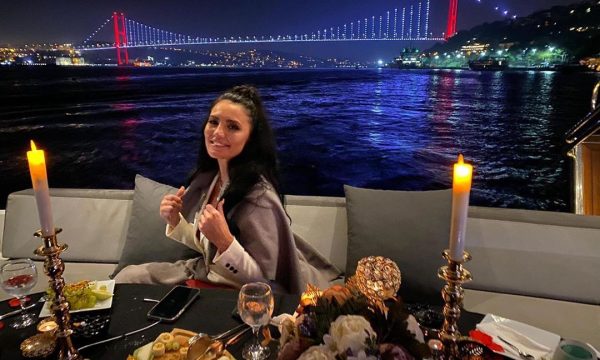 E shohim në darka romantike në jaht, zbulohet pse Genta po qëndron në Turqi
