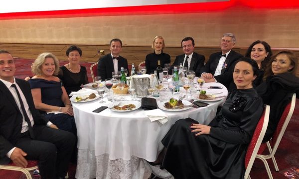 Ambasadori Kosnett injoron të tjerët, fton vetëm Kurtin e Osmanin