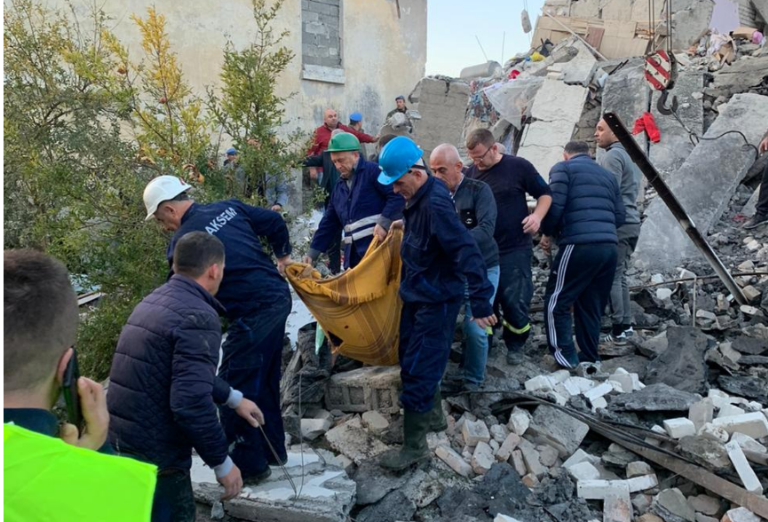 Mediat shqiptare: Një 29-vjeçar nga Kosova nxirret i vdekur nga rrënojat e hotelit të shembur