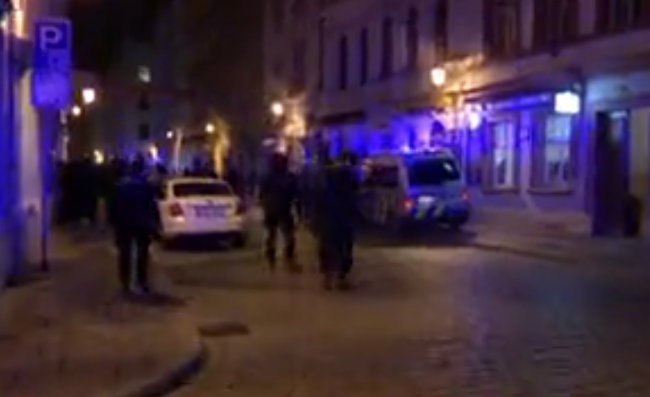 Tifozët çek me maska sulmojnë tifozët kosovarë, ka të lënduar