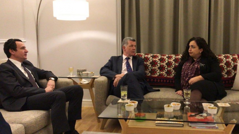 Kurti dhe Osmani takojnë diplomatin britanik, diskutojnë për heqjen e taksës