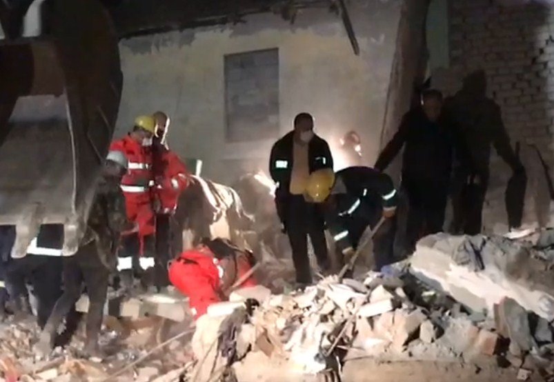 “Edhe 20 persona të tjerë nën rrënoja”, e konfirmon kreu i Emergjencave Civile