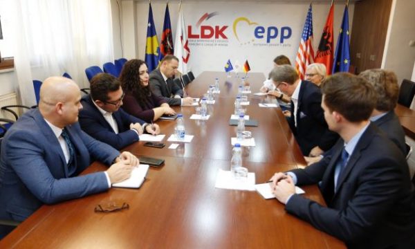 Osmani takohet me deputetët e Bundestagut, diskutojnë për shkëmbimin e kuadrove