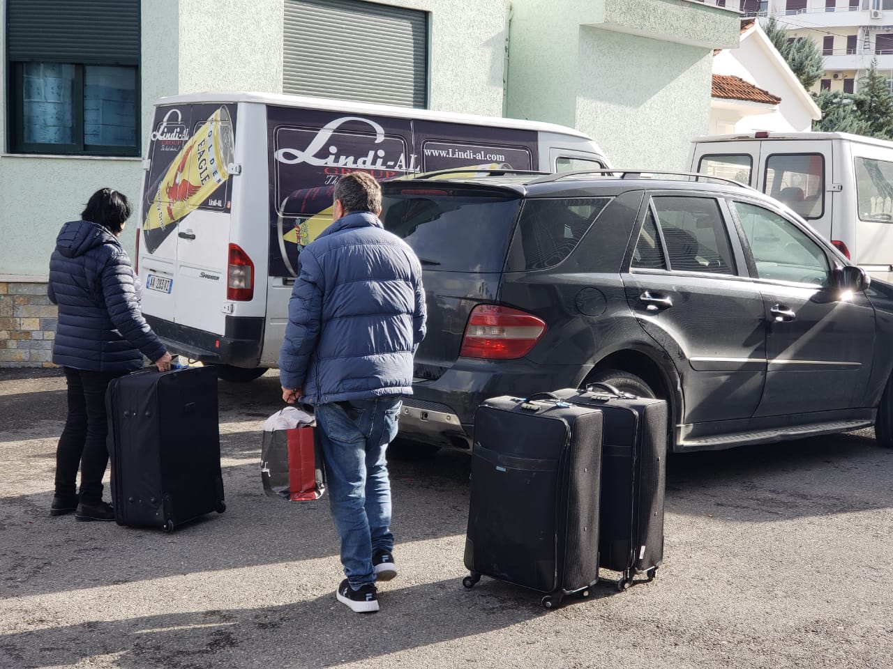 Paniku nga tërmeti vazhdon, njerëzit largohen nga Durrësi