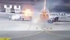 Merr flakë gjatë zbritjes avioni me 196 persona në bord (Video)