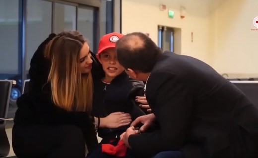 Alvini bashkohet me babain dhe dy motrat në Itali