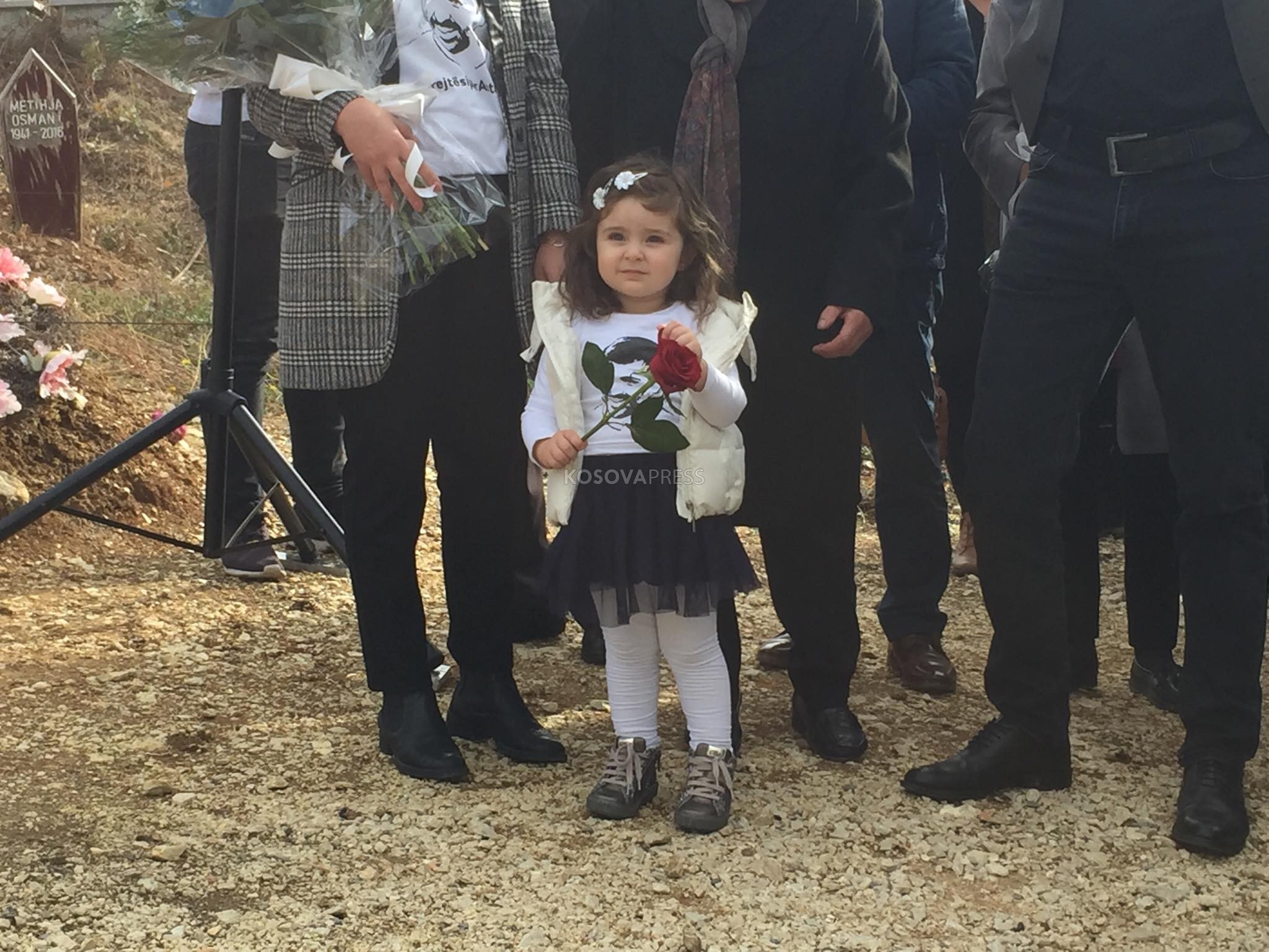 Emocionale: Vajza e Astrit Deharit me trëndafil në dorë te varri i babait që s’e pa kurrë