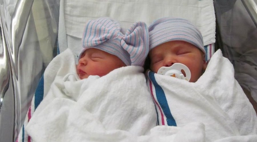 Mrekullia e jetës, binjakët vijnë në jetë 20 minuta pas tërmetit shkatërrimtar në Shqipëri