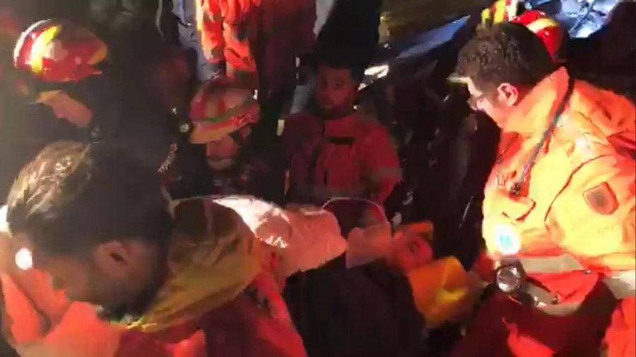 Nxirret i gjallë pas 19 orësh nën rrënoja