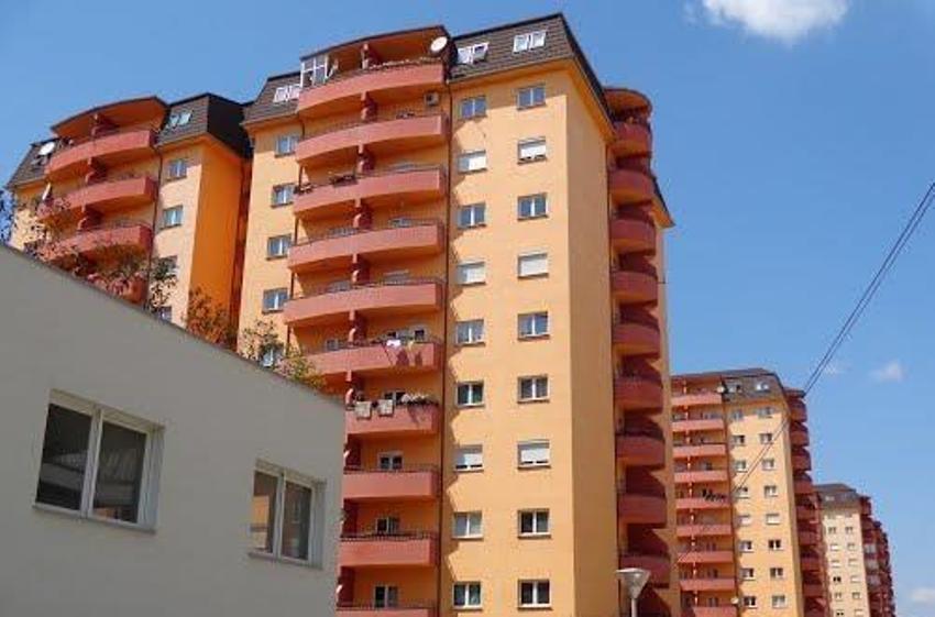 Një grua e moshuar hidhet nga një ndërtesë në Prishtinë, dërgohet për në QKUK
