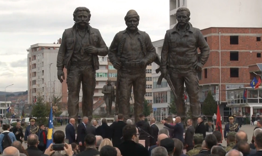 Shaban, Hamëz dhe Adem Jashari përjetësohen në bronz në Drenas