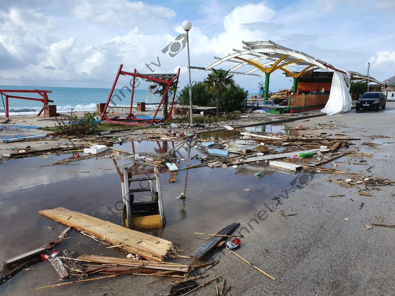 Çfarë ka mbetur në Dhërmi një ditë pas stuhisë (FOTO)