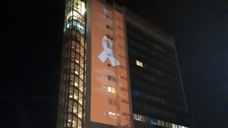 Ndërtesa e Qeverisë ndriçohet me simbolin e kordelës, për eliminimin e dhunës ndaj gruas