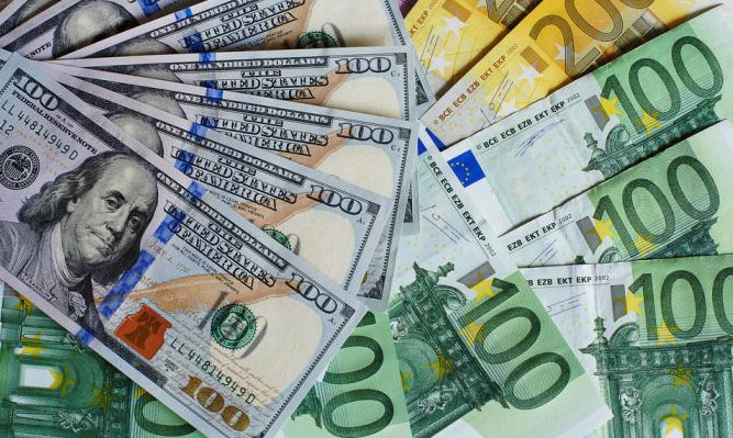 Euro shënon rënie kundrejt dollarit amerikan
