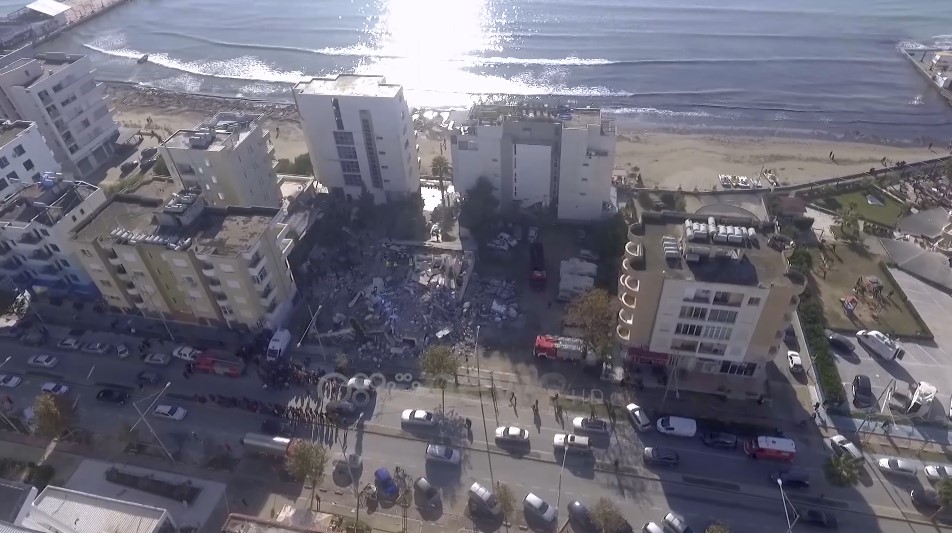 Publikohen pamjet me dron të ndërtesës së rrënuar në Durrës