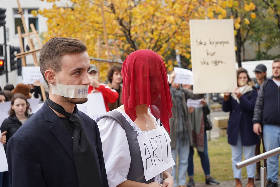 Studentët e Fakultetit të Artit protestojnë para MASHT, ministri nuk i pret në takim
